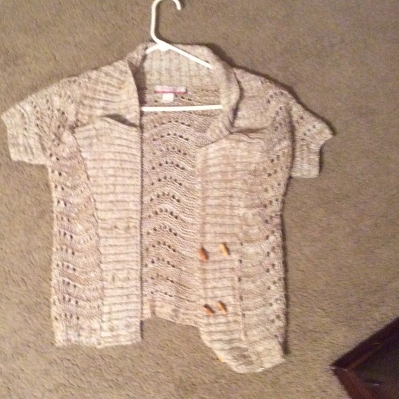 Cardigan without sleeves.