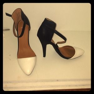 Tobi mid heel closed toe shoes