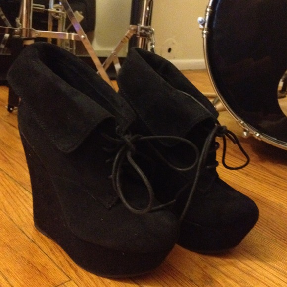 Black wedges