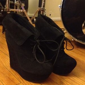 Black wedges