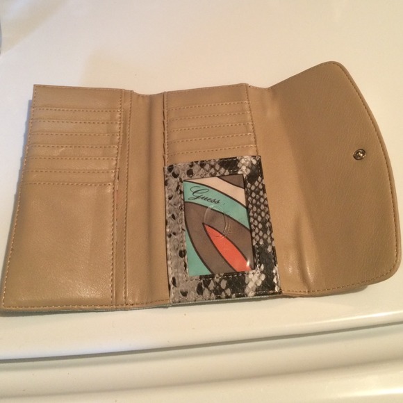 Guess wallet - Picture 2 of 4