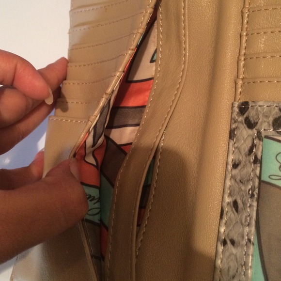 Guess wallet - Picture 3 of 4