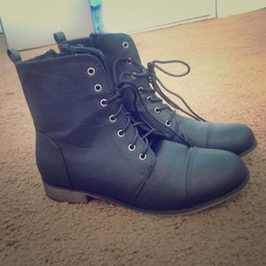 Trade Combat Boots/Black Top with yours_trieuly
