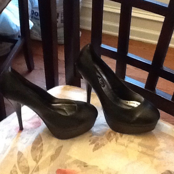 Shoes - Hott black platform stiletto heels
