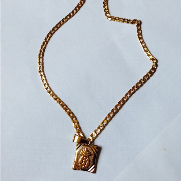 Gold tone necklace......