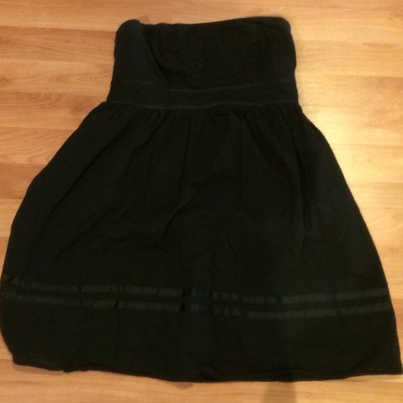 Adorable strapless black dress👯