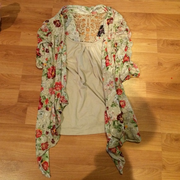 Beige floral printed top🌸