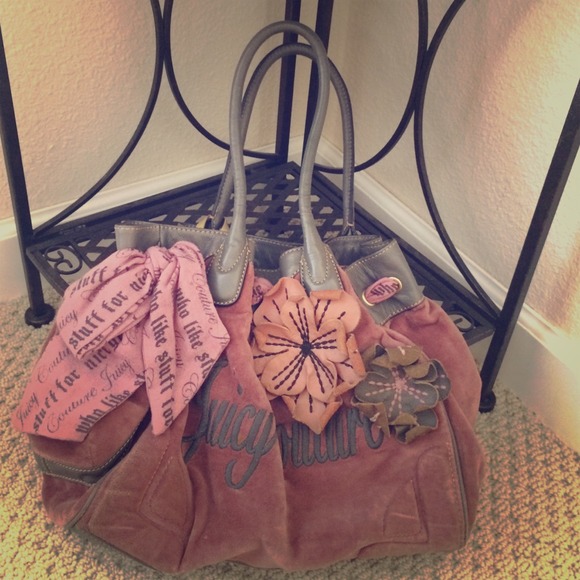 Juicy Couture Handbags - 🎉SALE🎉 Large Juicy Couture Velour Purse