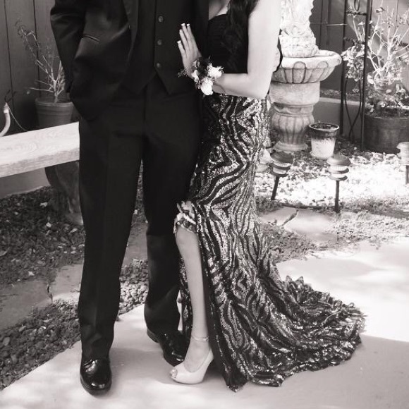 Black/Gold Prom Dress 🅿️🅿️ only