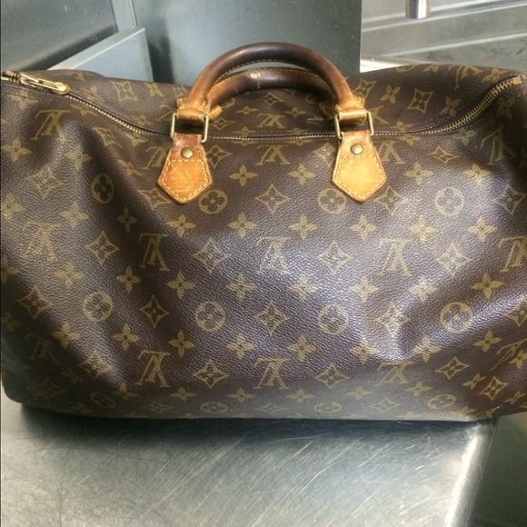 AUTHENTIC LOUIS VUITTON SPEEDY BAG 40
