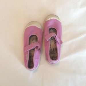 Girls size 9 Keen pink Velcro Mary Janes.