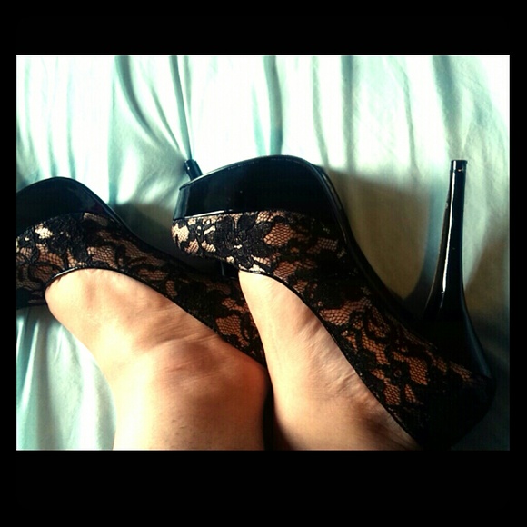 FINAL PRICE  Floral Lace stilettos