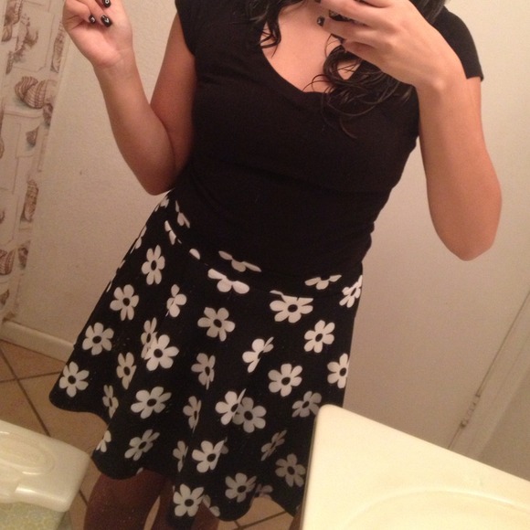 Daisy Flower Skirt🌼🌾🍃🍂 - Picture 2 of 3