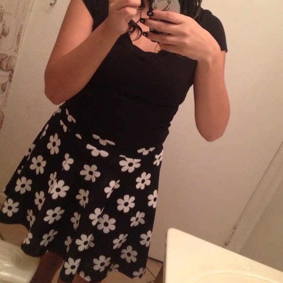 Daisy Flower Skirt🌼🌾🍃🍂 - Picture 3 of 3