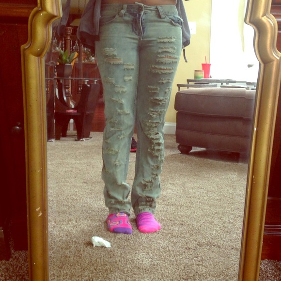 Distressed jeans! 😍 - Picture 1 of 3