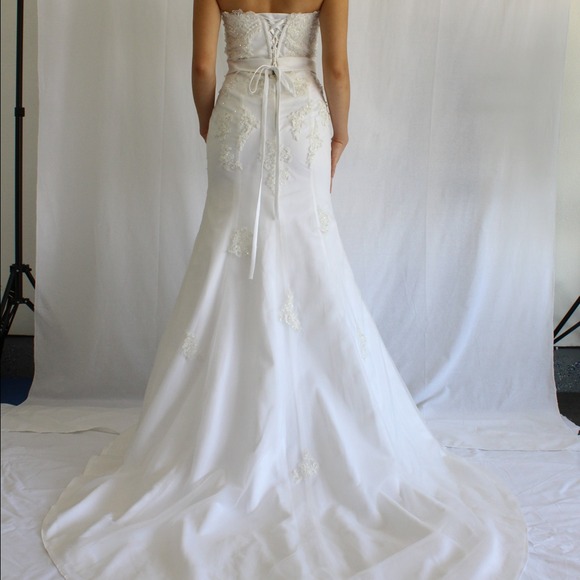 White sweetheart satin beaded dress - Picture 2 of 4