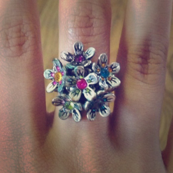 Stretchy flower ring