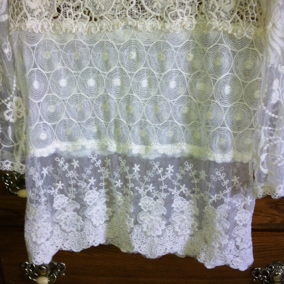 BEAUTIFUL BOHO CROCHET TOP! - Picture 4 of 4