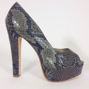 Steve Madden Snakeskin platform pumps, size 6.5