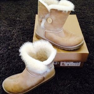 💥SOLD ON VINTED💥Authentic Uggs Bailey Button