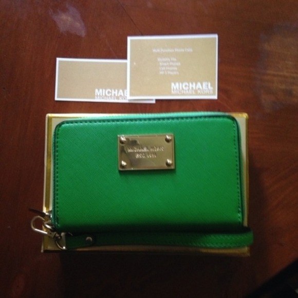 Michael Kors Clutches & Wallets - Michael Kors New iPhone 4 4S 5 5S wallet/Wristlet