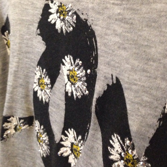 ⚜B*Jewel ⚜ LOVE 3/4 Sleeves Crop w/Daisies & Studs - Picture 3 of 4