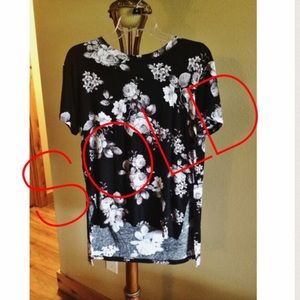 SOLD 🚫 brand new floral top