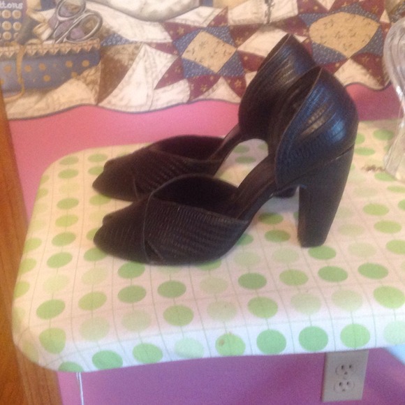 Black peep toe pumps