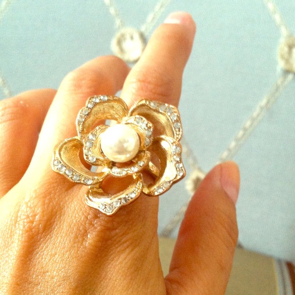 Gold pearl rose ring