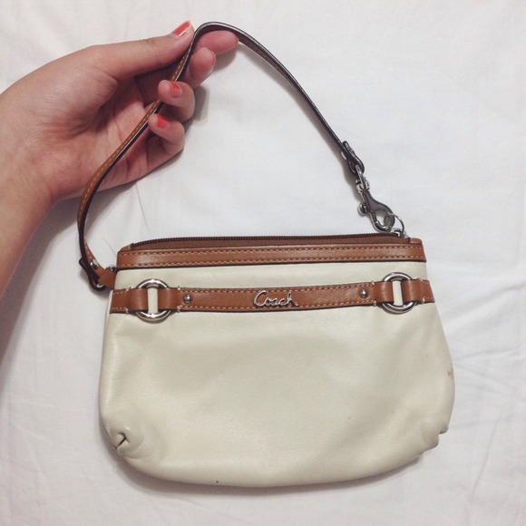 🎉 LAST CHANCE 🎉 Coach Leather Wristlet