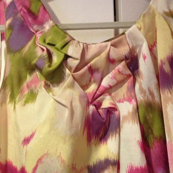 SOLD Loft top faux-floral top with pin-tuck detail - Picture 2 of 3