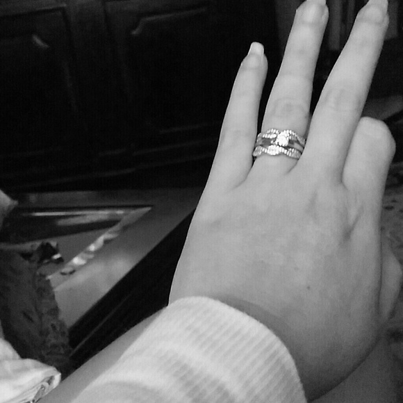 This is a beautiful size 6 wedding ring. - Picture 1 of 4