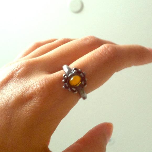 Victorian ring with yellow gem