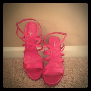 Hot pink high heels 👠