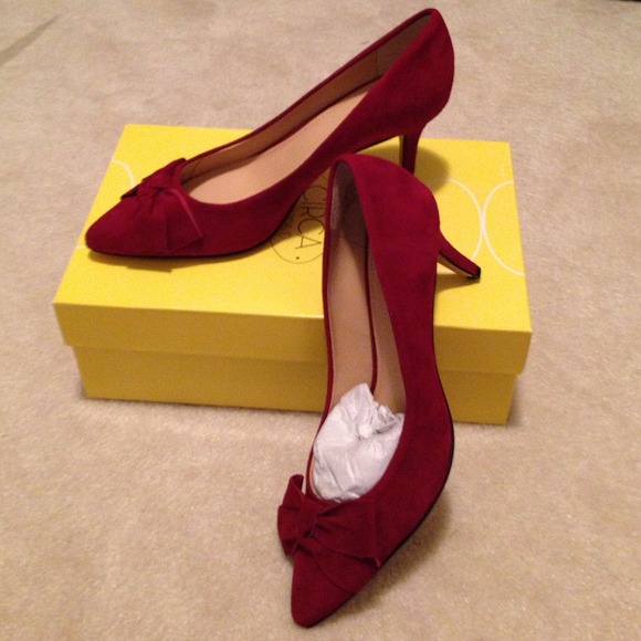 Circa Joan & David wine suede heel 7.5