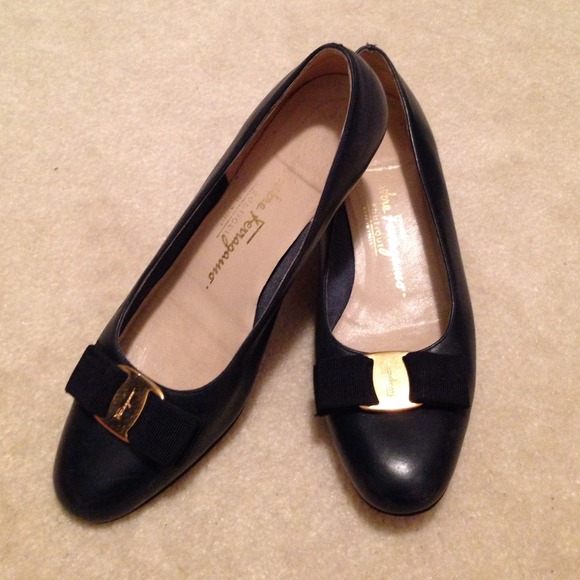 Salvatore Feeragamo size 7.5 c navy shoe
