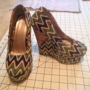 Shoe dazzle chevron wedges size 5.5