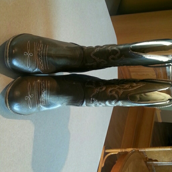 Cowboy boots with a heall