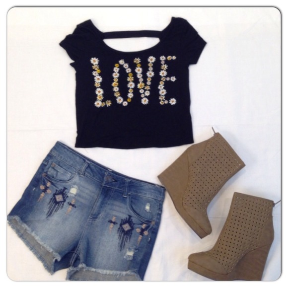 Charlotte Russe Tops - 💥HP 9/14💥Charlotte Russe Daisy Love Crop Top