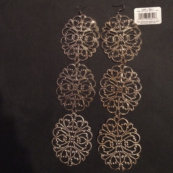 Long cute fashionable gold earrings