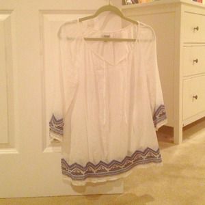 White tunic with multi-toned blue stitching