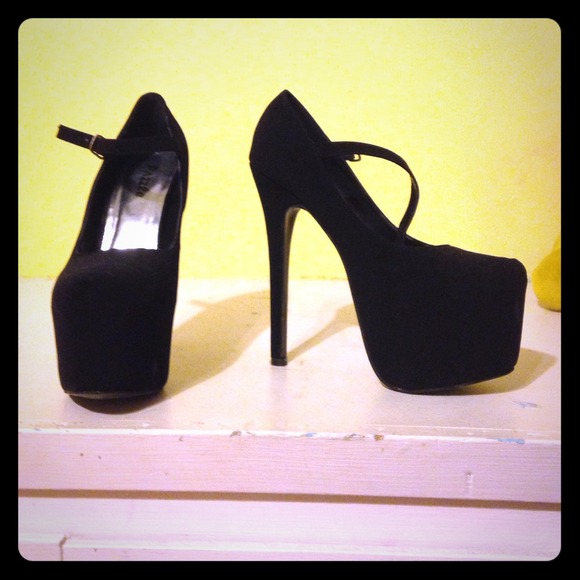 Black Pumps