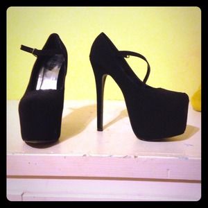 Black Pumps