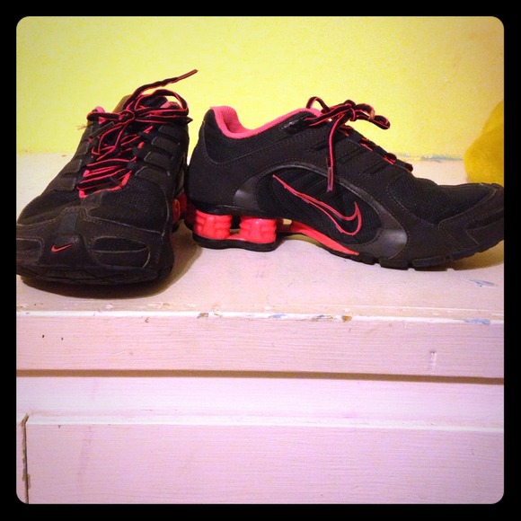 Black and pink nike shox