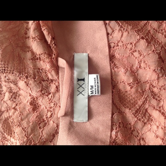Peach cropped laced blazer. - Picture 4 of 4