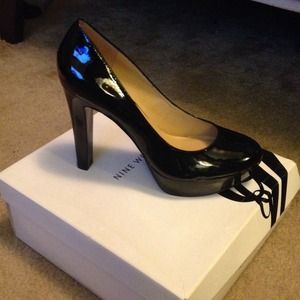 Black Pumps