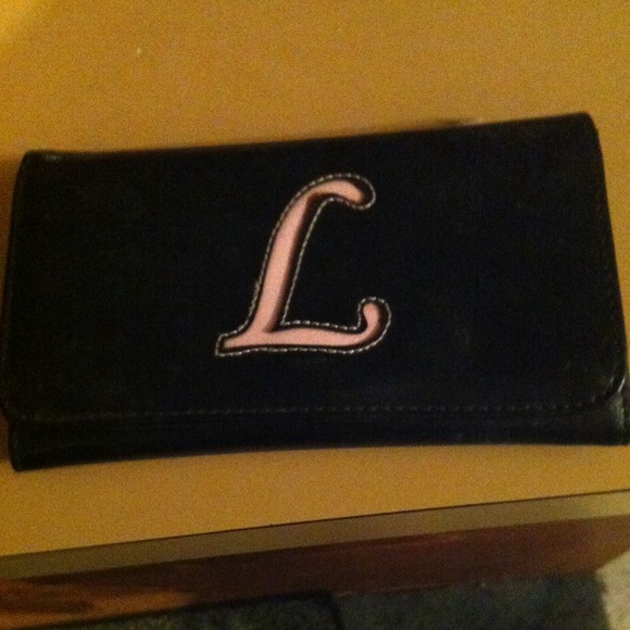Black wallet very cute! Letter L for your name!:)