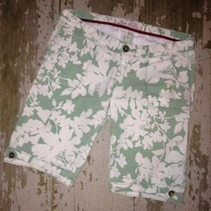 HOLLISTER GREEN FLORAL PRINT BERMUDA SHORTS SZ 0