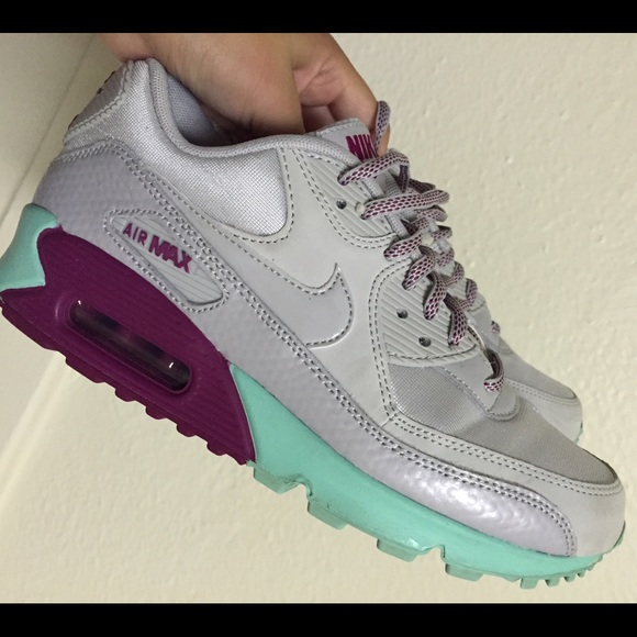 Nike Shoes - Nike Air Max 90