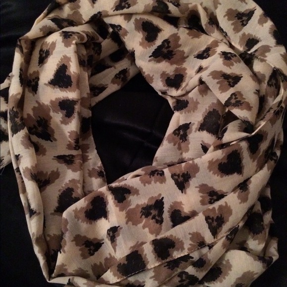 Cheetah heart scarf ✨